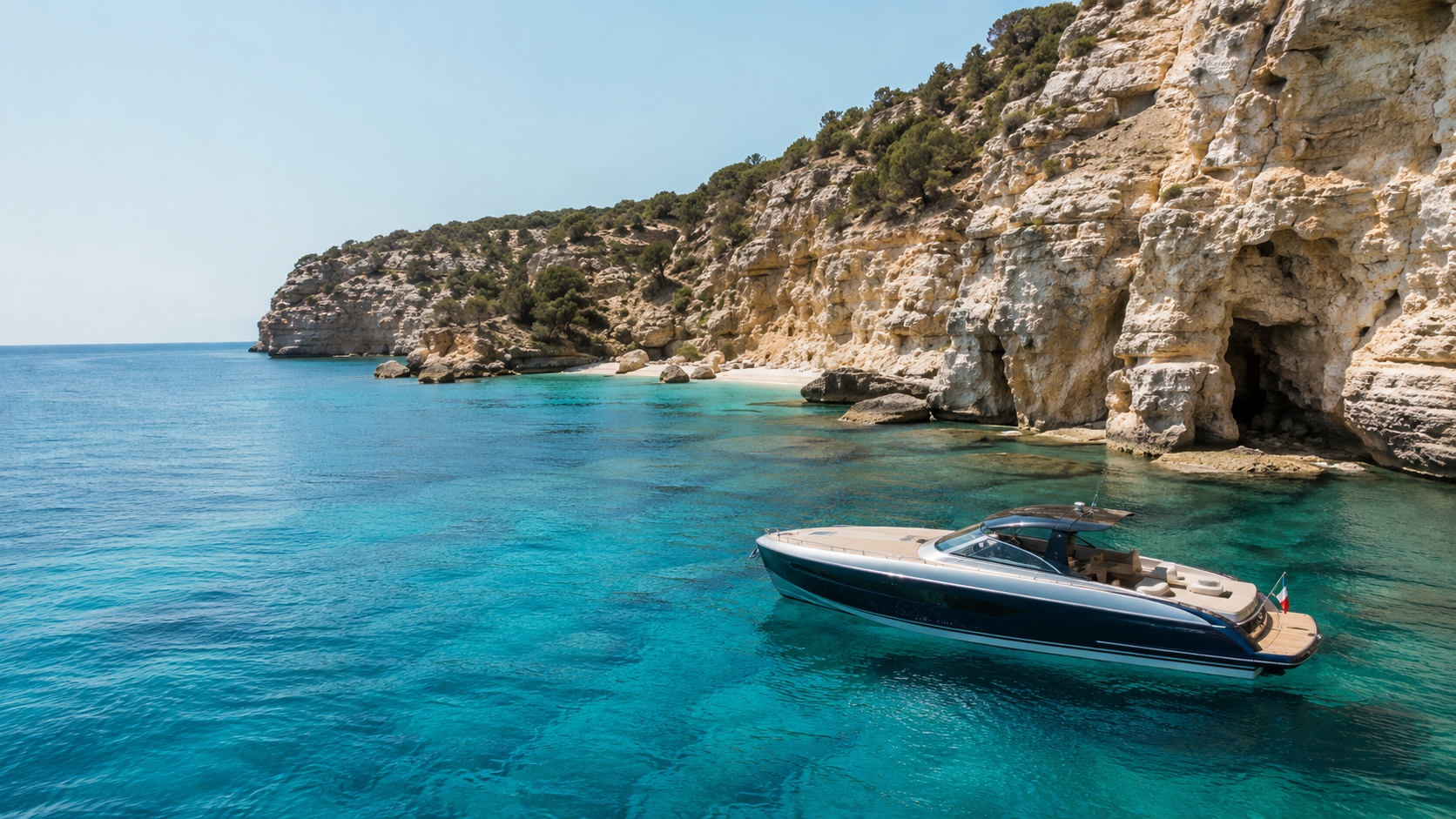uno yacht isolato nel in una caletta con un mare azzurro e pulitissimo