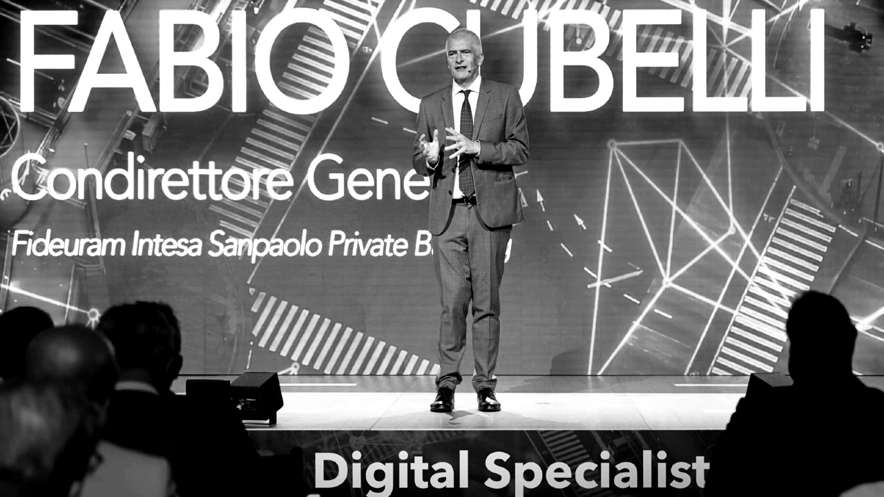 Immagine in bianco e nero di Fabio Cubelli, condirettore generale di Fideuram Intesa Sanpaolo Private Banking.