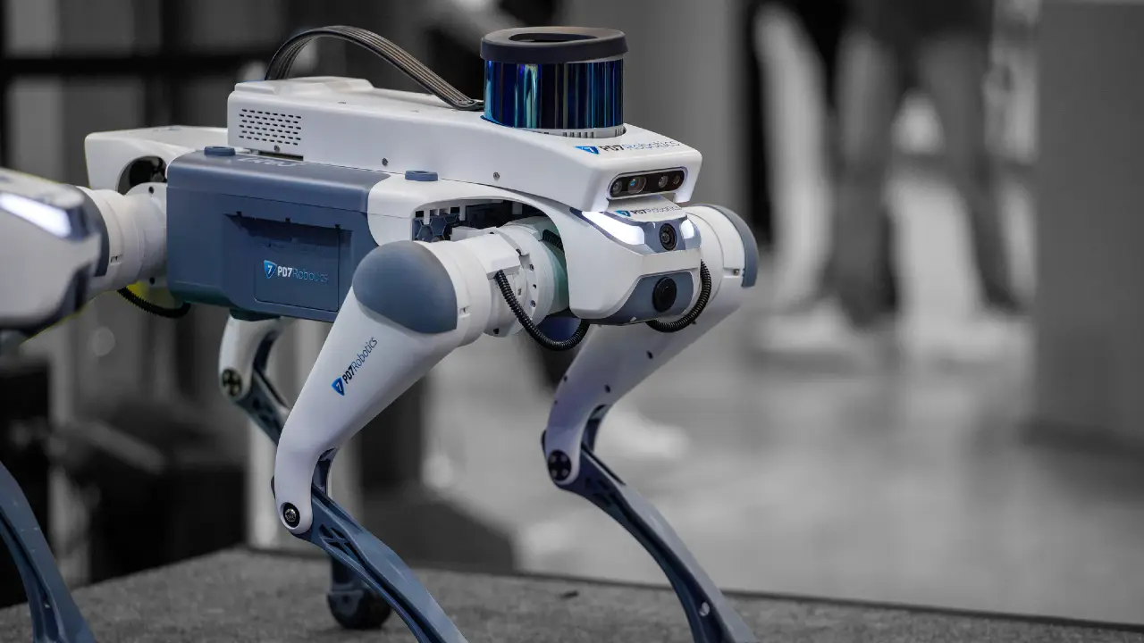 Robot quadrupede bianco e blu con sensori sulla testa e sul corpo.