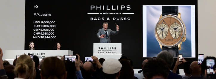 Asta di un orologio F.P. Journe con prezzi in diverse valute, battitore e pubblico.