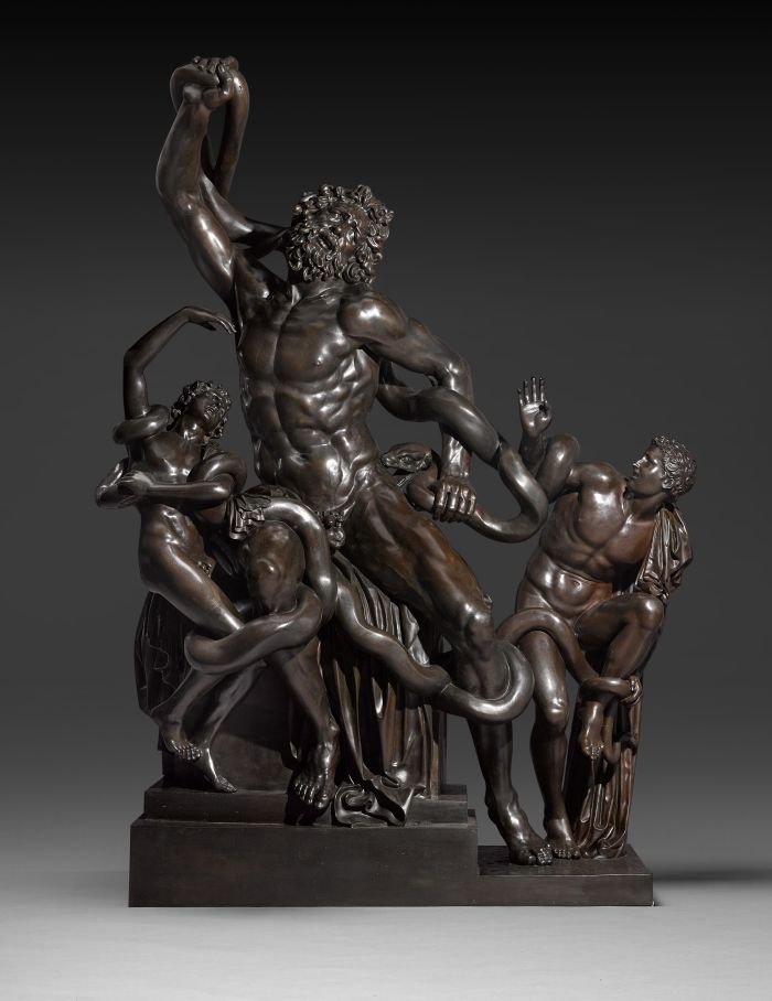 Scultura in bronzo di Ercole e i serpenti, con due figure umane avvolte.