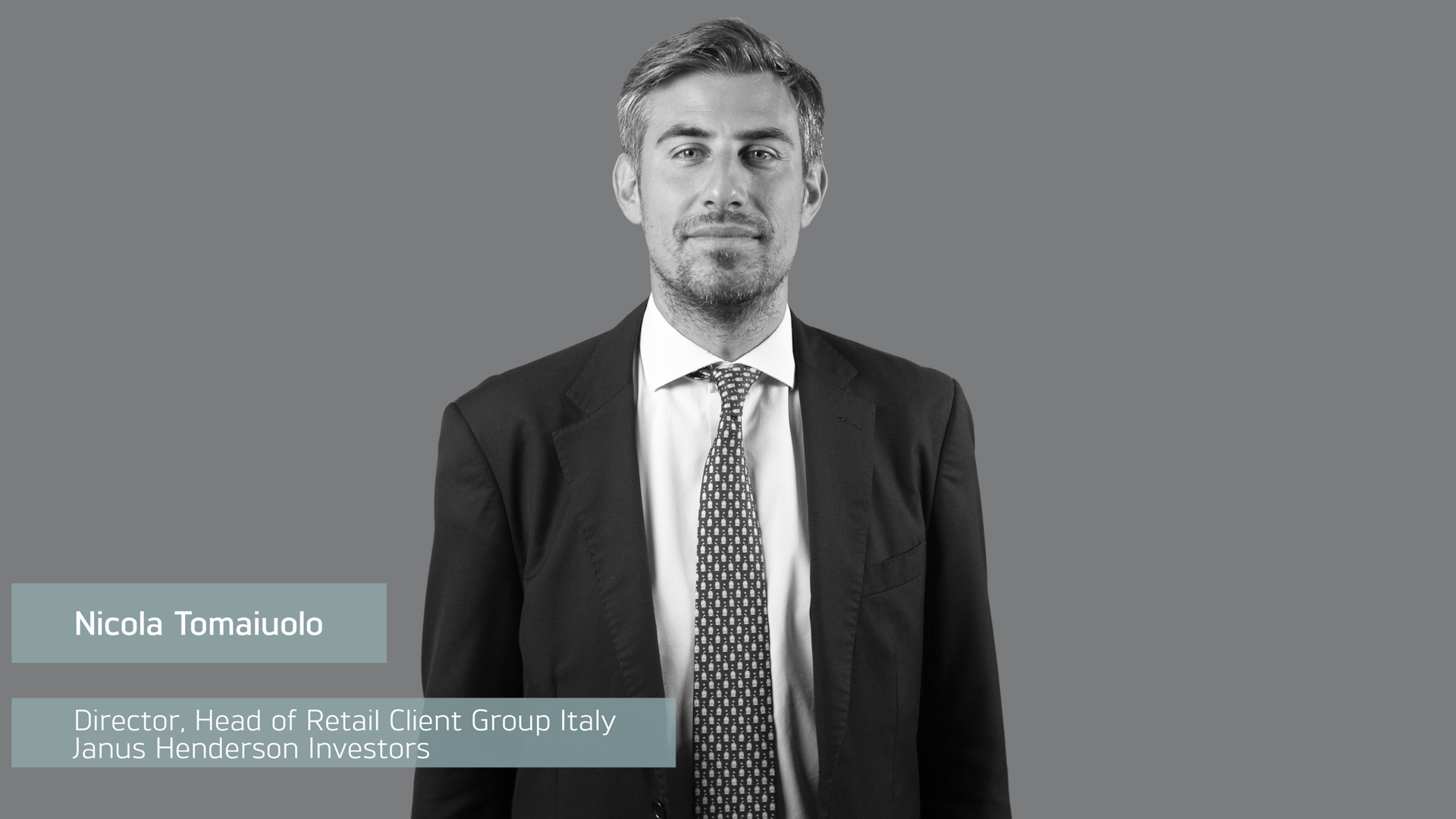 Uomo in giacca e cravatta con testo: Nicola Tomaiuolo, Director, Head of Retail Client Group Italy.
