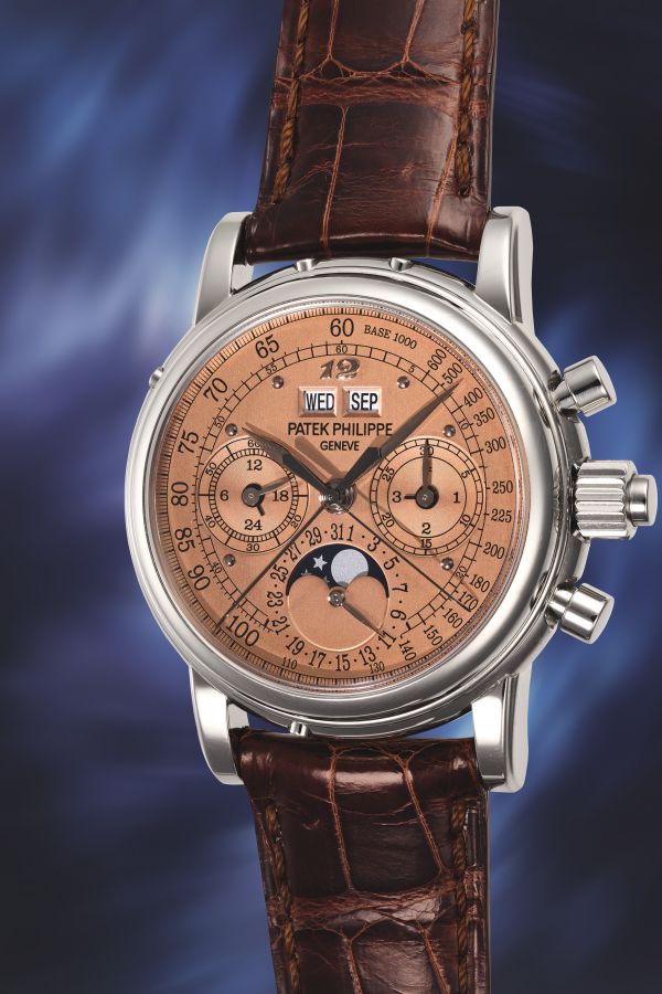 Orologio Patek Philippe con quadrante color salmone, cinturino in pelle marrone e complicazioni multiple.