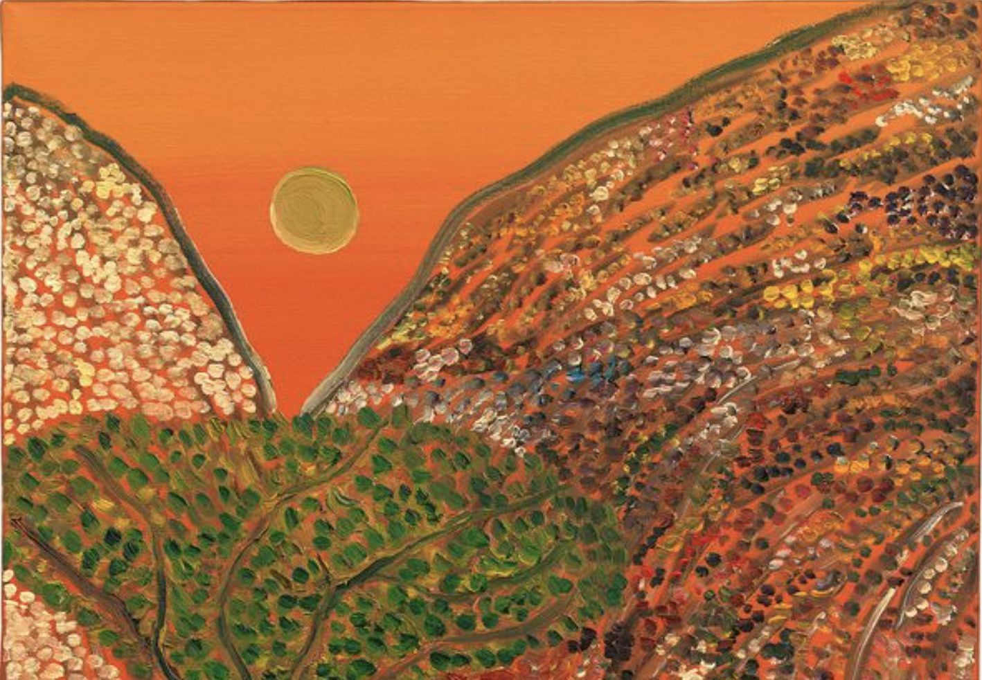 Pittura astratta di colline arancioni con un sole giallo e vegetazione verde.