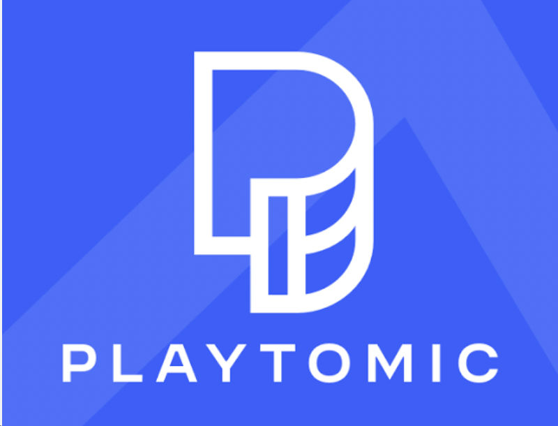 Logo bianco stilizzato con la lettera "P" e il testo "PLAYTOMIC" su sfondo blu.