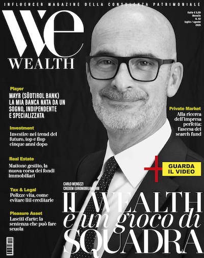 Uomo con occhiali, copertina rivista "WE WEALTH", titolo "Il WEALTH è un gioco di squadra".