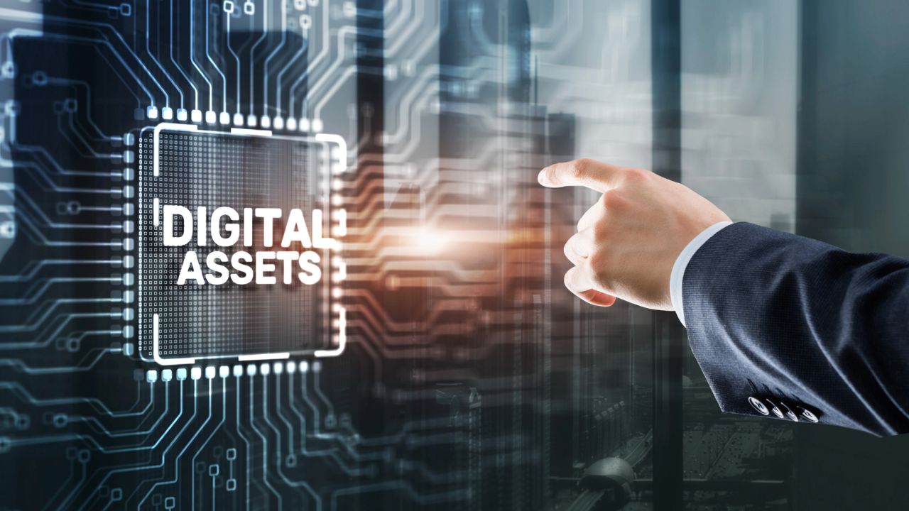 Dito con un dito su un chip con la scritta "Digital Assets" su uno sfondo tecnologico.