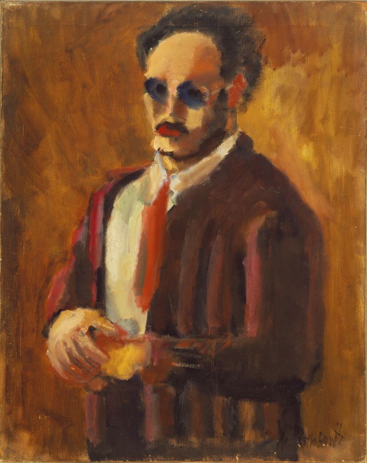 Ritratto di uomo con occhiali da sole blu, camicia bianca e cravatta rossa, su sfondo marrone.