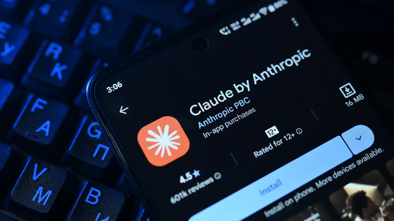 Schermata dell'app Claude by Anthropic su uno smartphone, con tastiera retroilluminata blu.
