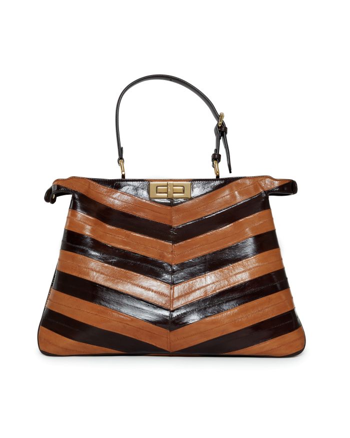 Borsa a mano in pelle a righe marroni e nere con chiusura dorata.