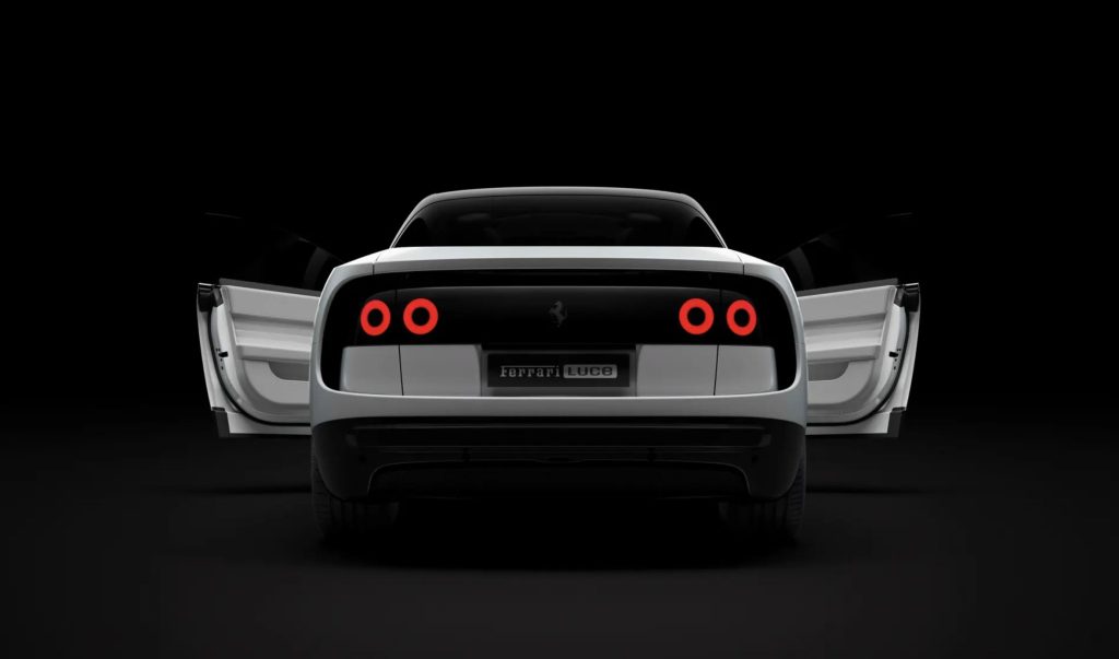 Ferrari Luce bianca con portiere aperte, vista posteriore su sfondo nero.