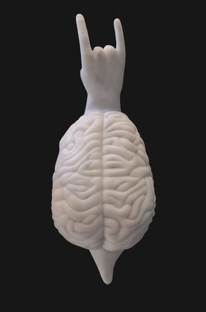 Cervello in marmo con mano che fa il segno delle corna.