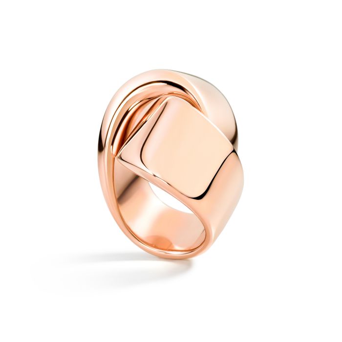 Anello in oro rosa lucido con design a nodo e sigillo squadrato.