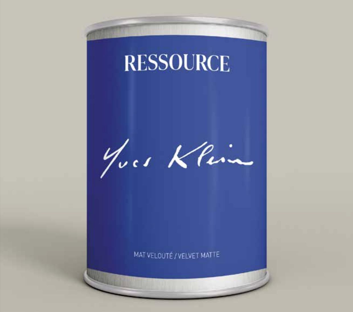 Un barattolo di vernice etichettato "RESSOURCE" con la scritta "Yves Klein" in bianco su uno sfondo blu klein. Sul barattolo si legge anche "MAT VELOUTÉ / VELVET MATTE" vicino al fondo.