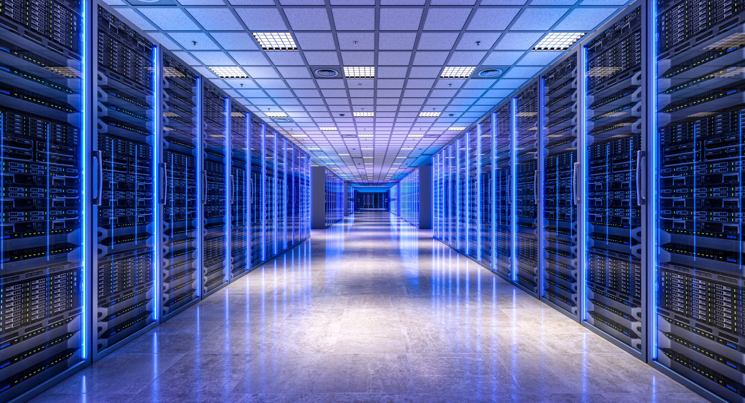 Corridoio di un data center con file di server illuminati da luci blu.