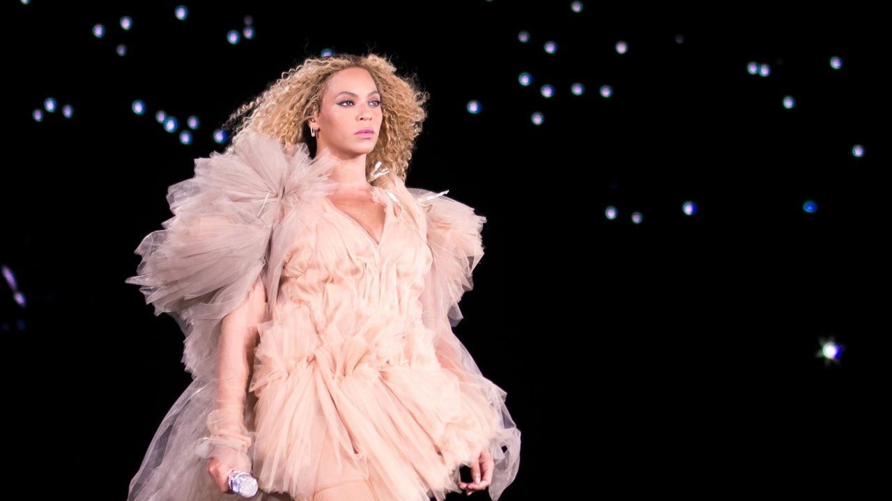 Qui in uno dei suoi volumosi abiti di scena, Beyoncé è una degli artisti le cui royalties musicali sono più accessibili per investire