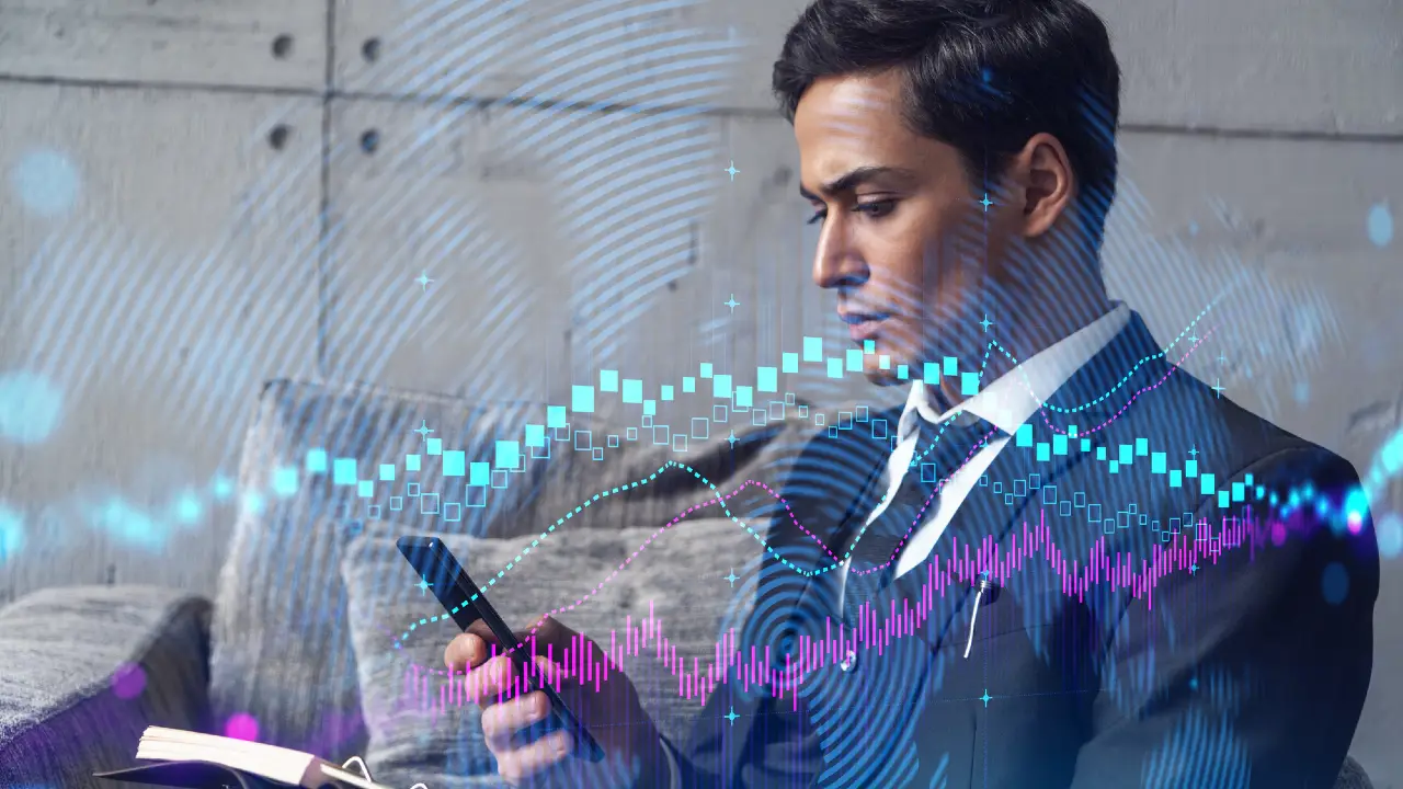 Uomo in giacca e cravatta guarda smartphone, con grafici finanziari sovrapposti.