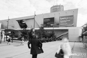Edificio moderno con insegna "ipemglobal Paris" e persone che camminano.