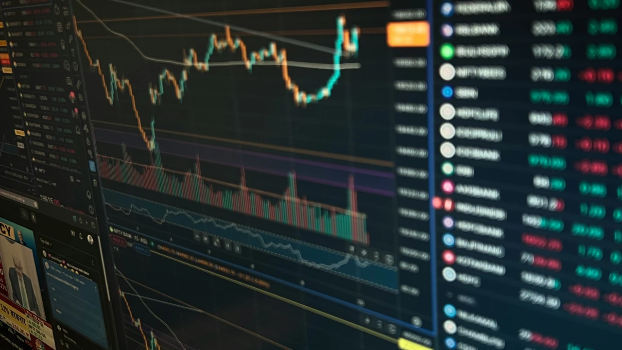 Grafici finanziari con candele rosse e verdi, linee di tendenza e dati di borsa.