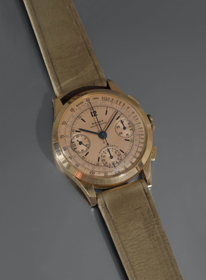 Orologio da polso Rolex in oro con quadrante color crema, cinturino in pelle beige.