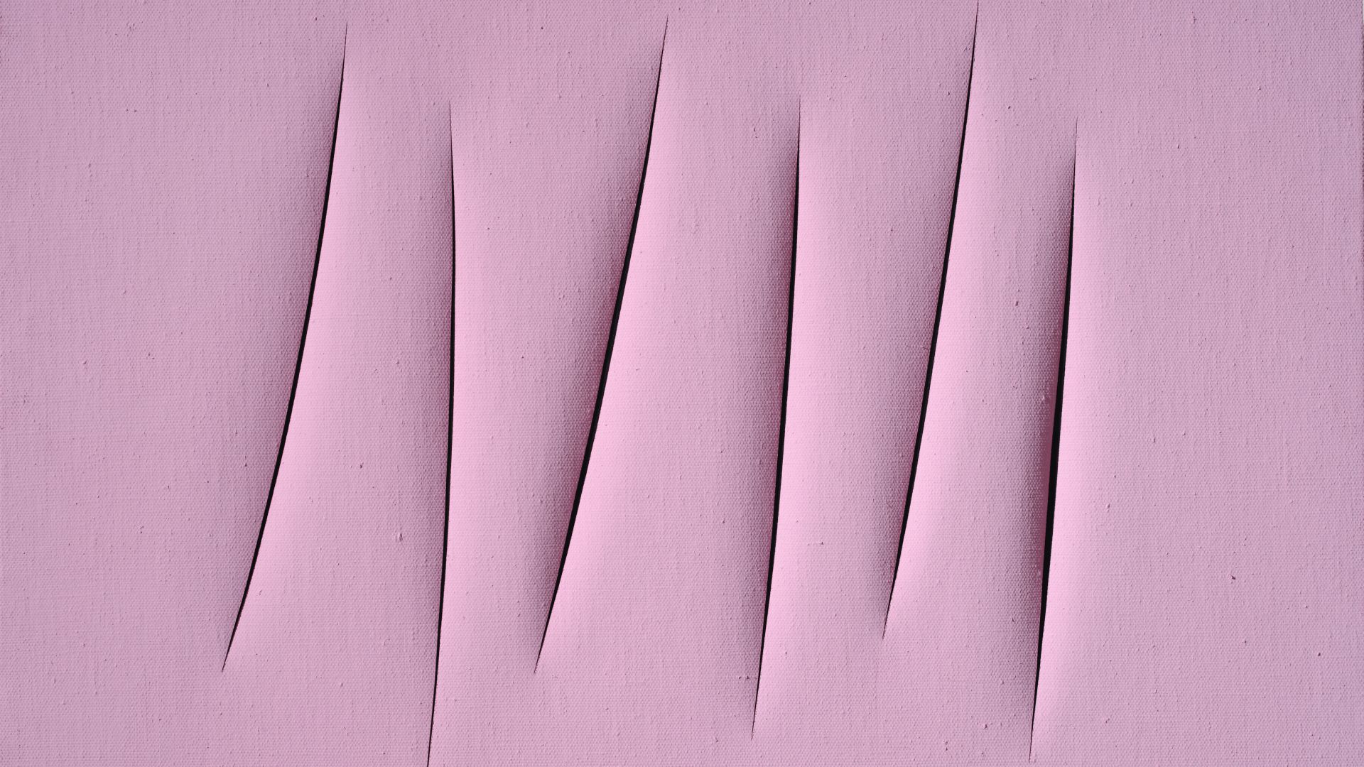 Sette pieghe diagonali su sfondo rosa chiaro creano un effetto di profondità e ombra.