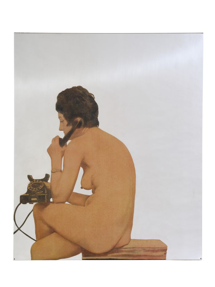 Donna nuda seduta parla al telefono vintage, con sfondo bianco.