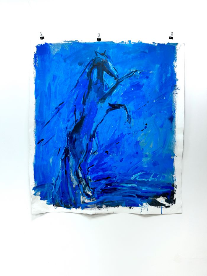 Pittura astratta di un cavallo blu impennato su sfondo blu vibrante.