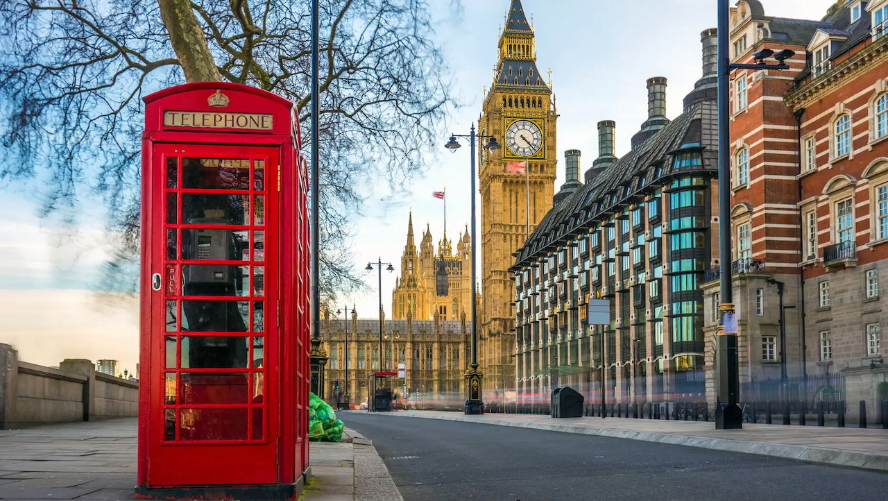 Cabina telefonica rossa, Big Ben e Houses of Parliament a Londra.