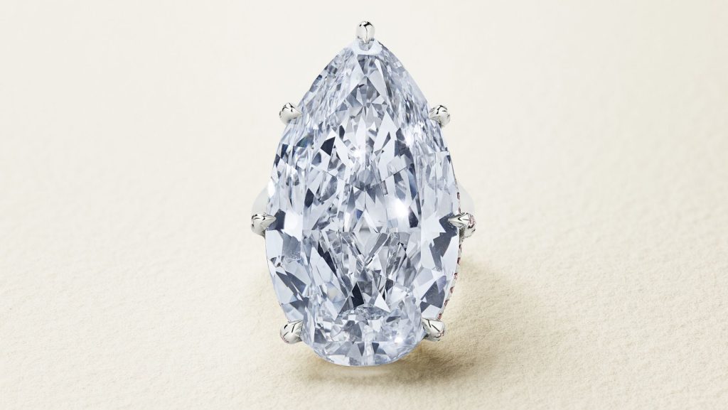 Diamante a goccia trasparente con sfaccettature brillanti, montato su un anello.