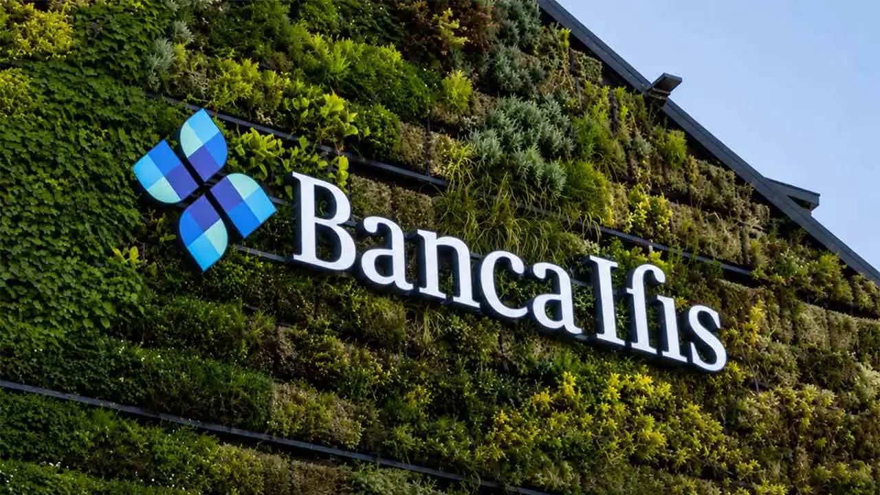 Logo Banca Ifis su parete verde verticale con cielo azzurro.