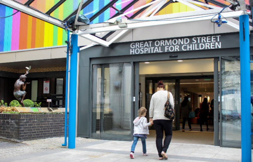 Ingresso del Great Ormond Street Hospital for Children con madre e figlia che entrano.