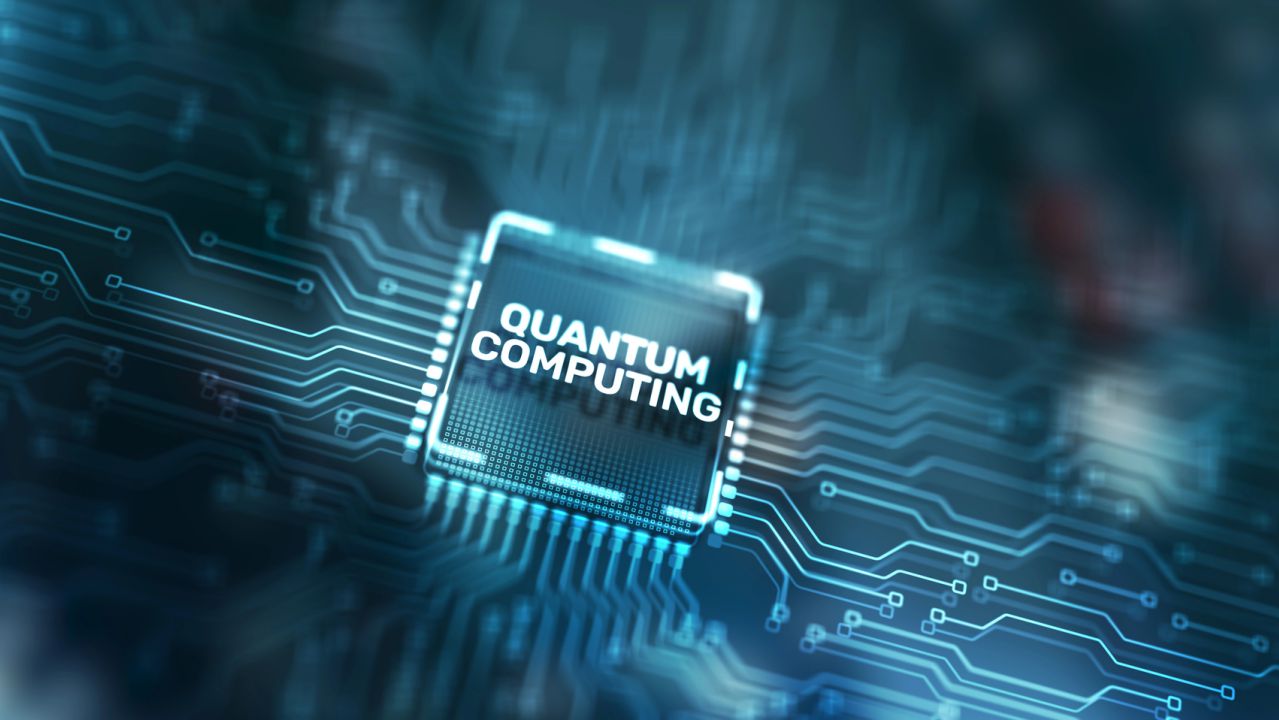 Processore con scritta "Quantum Computing" su circuito stampato blu.