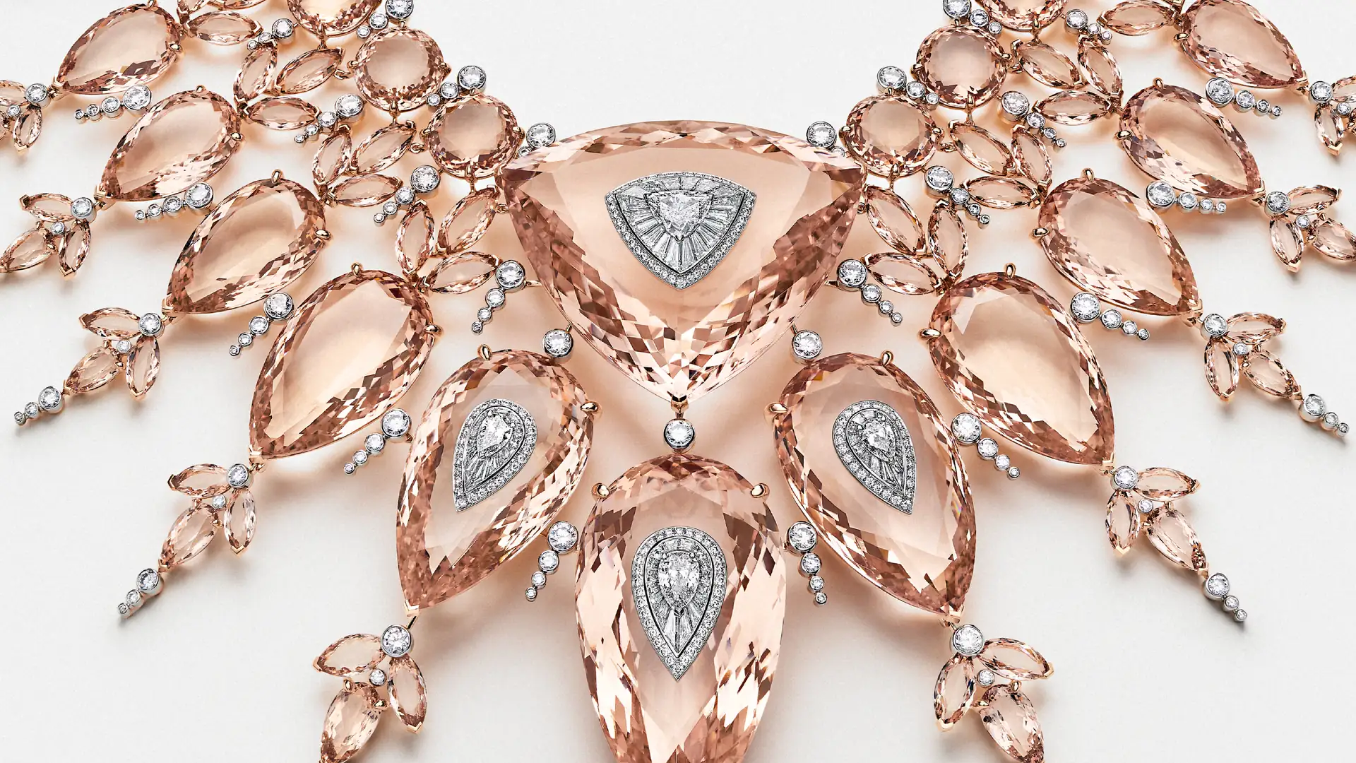 Collana con grandi pietre color pesca sfaccettate e diamanti scintillanti.