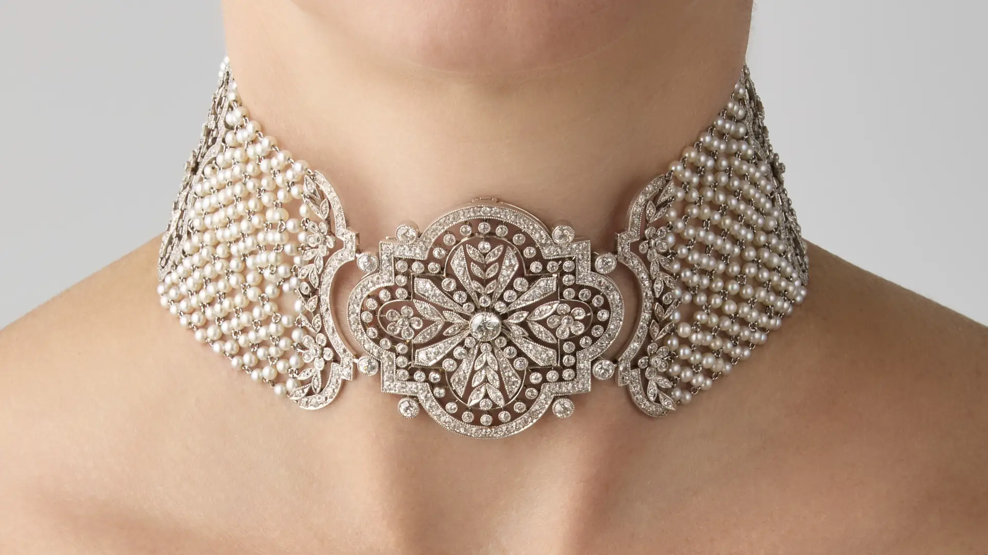 Choker di perle e diamanti Cartier con un elaborato disegno floreale centrale, vendita record nell'asta di gioielli Il Ponte a Milano