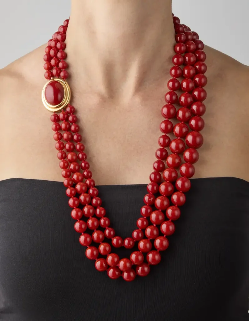 Collana multistrato di perle rosse con chiusura ovale dorata e pietra rossa da Il Ponte asta gioielli Milano