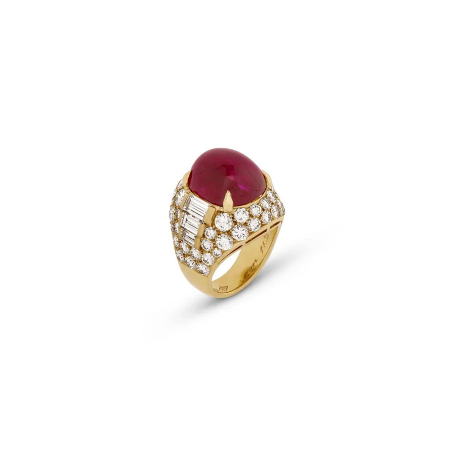 Anello in oro giallo con grande rubino cabochon centrale e diamanti taglio baguette e brillante.