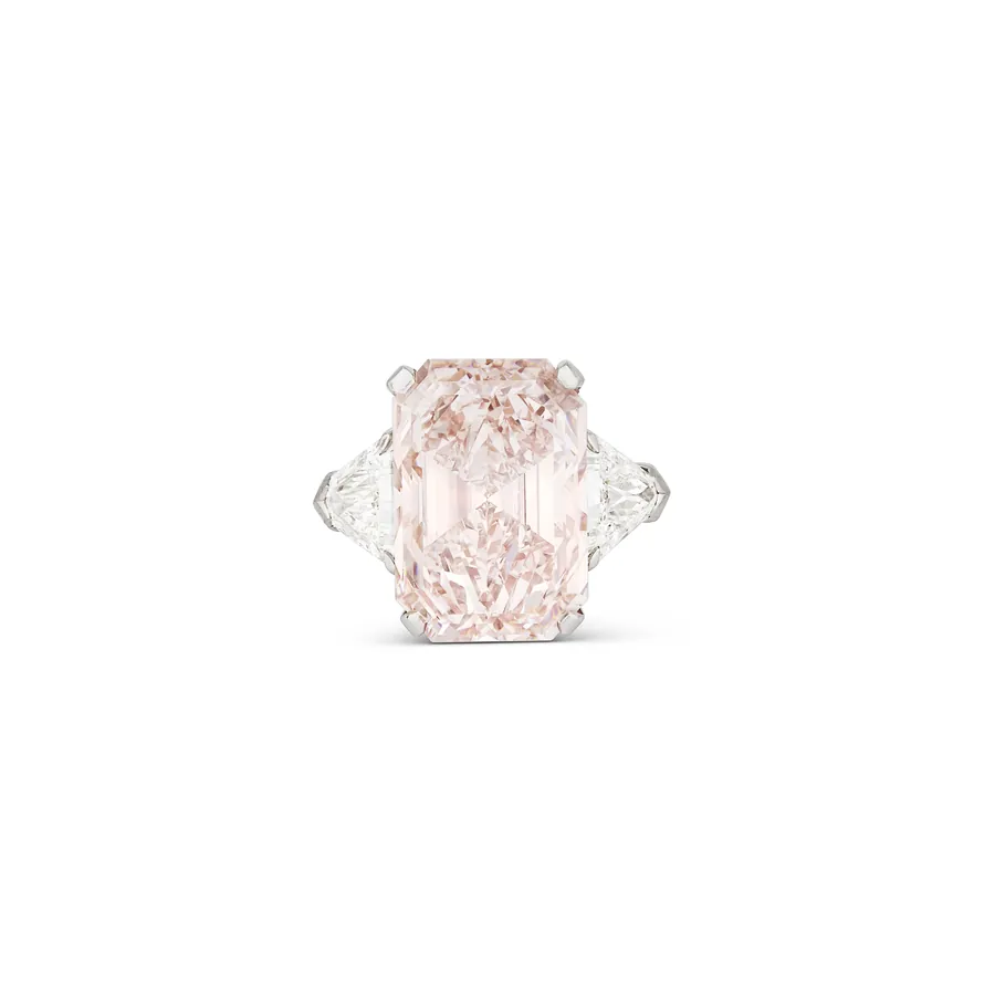 Anello con diamante rosa taglio princess affiancato da due diamanti a goccia nell'asta di gioielli di Christie's Ginevra.