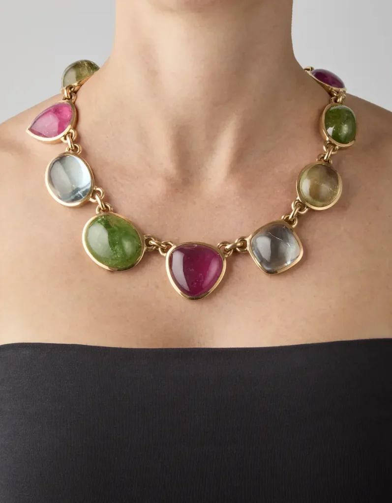 Collana d'oro con pietre colorate sfaccettate: rosa, verde, azzurro e trasparenti.