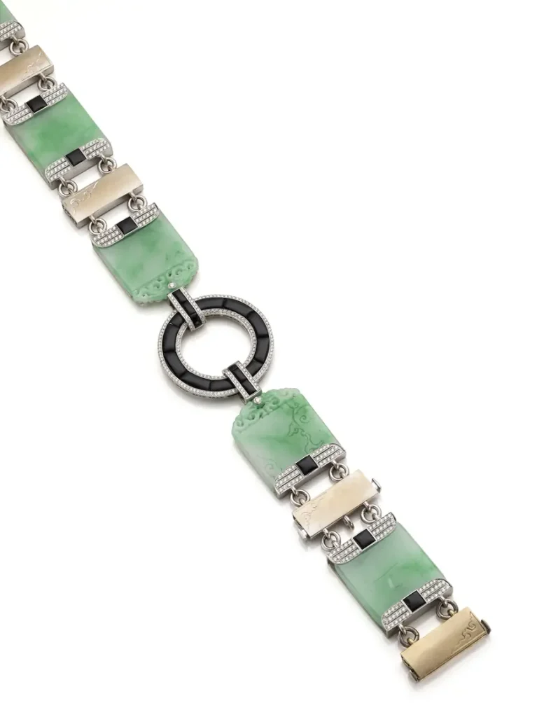 Bracciale in giada verde, oro bianco, diamanti e onice con un pendente circolare.