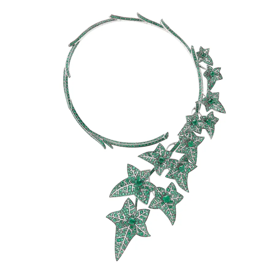 Collana in argento con foglie di edera tempestata di smeraldi verdi.