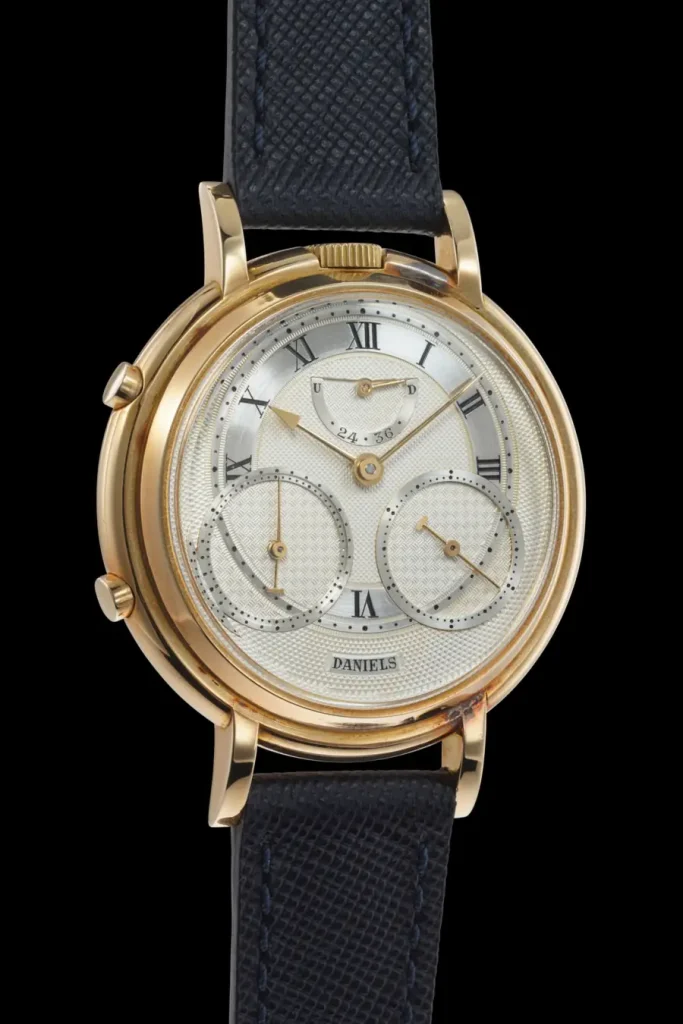 Orologio da polso in oro giallo con quadrante bianco, lancette dorate e cinturino blu.