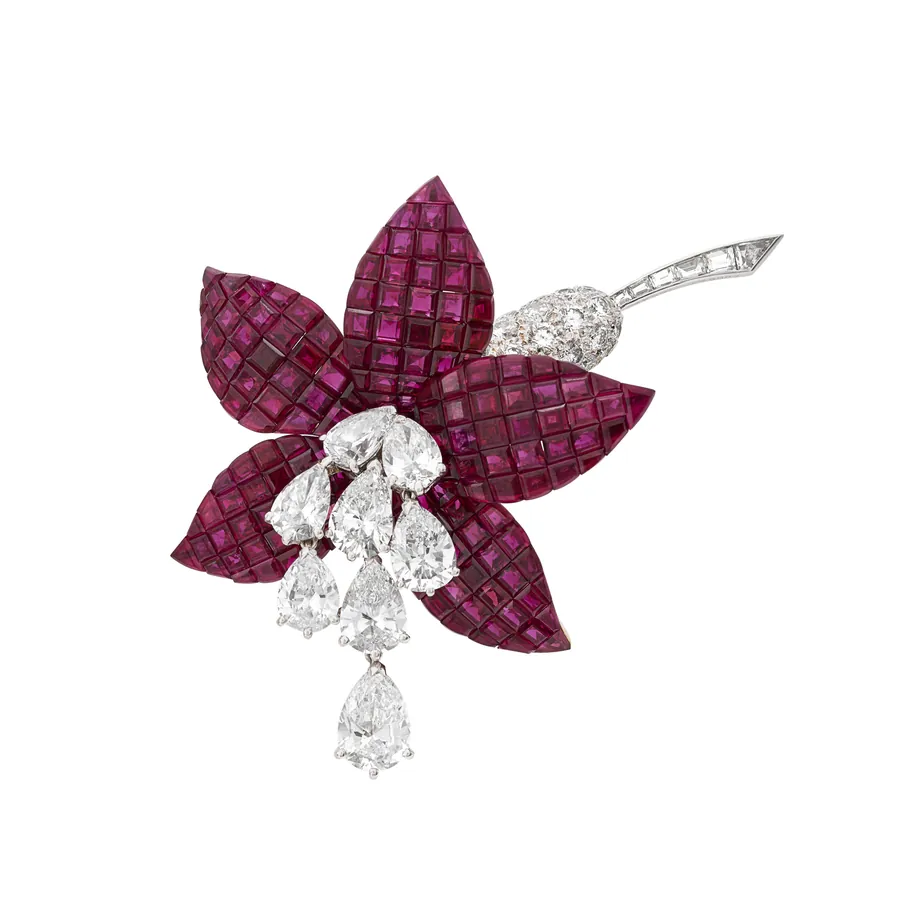 Spilla a forma di fiore con petali di rubini e gocce di diamanti pendenti nell'asta di gioielli di Christie's Ginevra.
