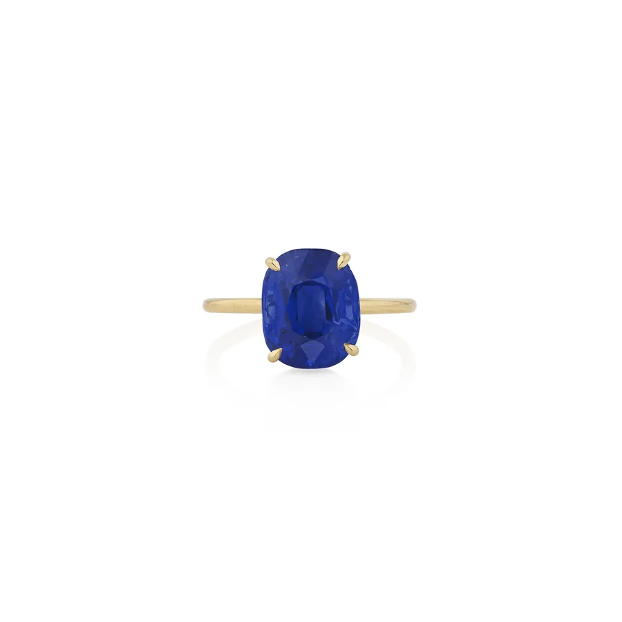 Anello con zaffiro blu intenso a taglio cuscino su montatura in oro giallo nell'asta gioielli Phillips di Ginevra a novembre 2026