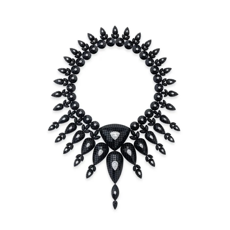 Collana elaborata con pietre nere e diamanti, a forma di ventaglio con pendente.