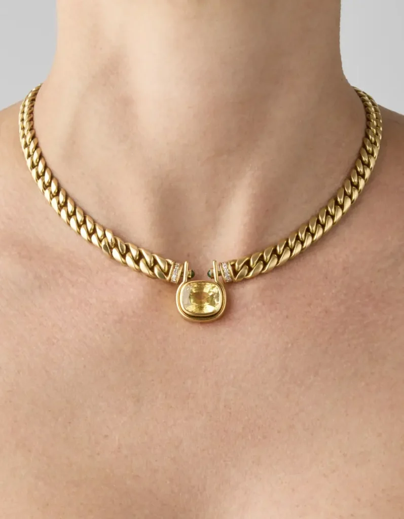 Collana d'oro con pendente a cuscino giallo, diamanti e smeraldi da Il Ponte asta gioielli Milano