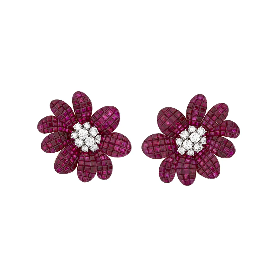 Orecchini a forma di fiore con petali di rubini e centro di diamanti nell'asta di gioielli di Christie's Ginevra.