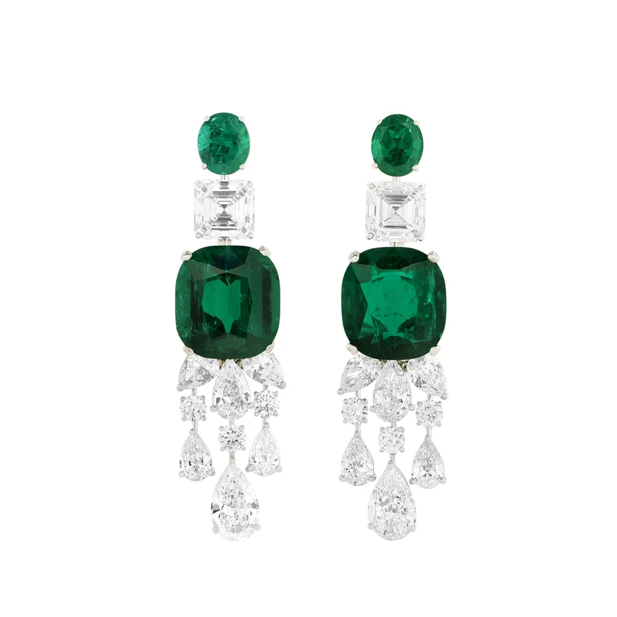 Orecchini pendenti con smeraldi grandi e diamanti a goccia e quadrati nell'asta di gioielli di Christie's Ginevra.