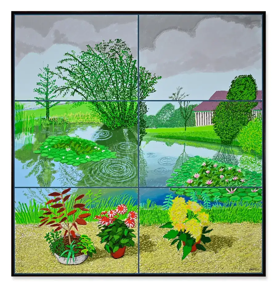 Un paesaggio con stagno, ninfee, alberi, casa e vasi di fiori sotto un cielo nuvoloso.