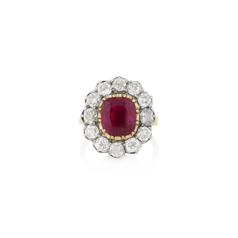 Anello con rubino centrale circondato da diamanti, montatura in oro e argento nell'asta gioielli Phillips di Ginevra a novembre 2026