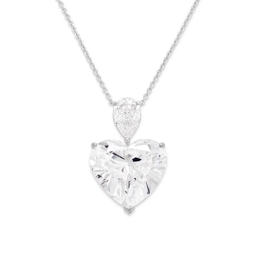 Collana con pendente a forma di cuore e goccia di diamanti scintillanti.